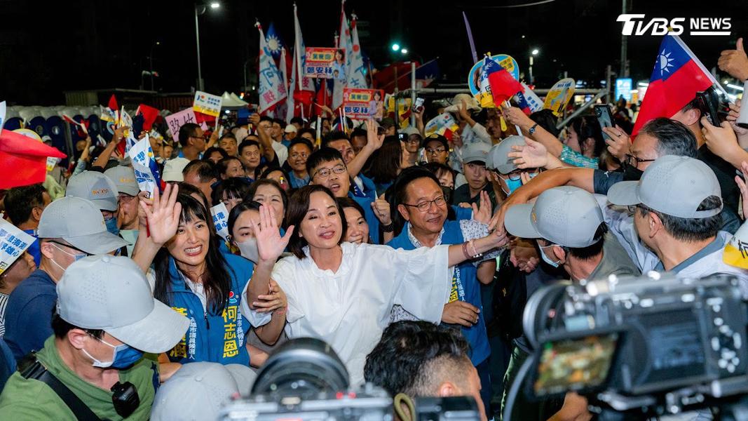 國民黨高雄市長候選人柯志恩今(16)日晚間在岡山舉辦第二場大造勢,活動湧入3萬人,場面相當熱烈。(圖/柯志恩競辦提供)