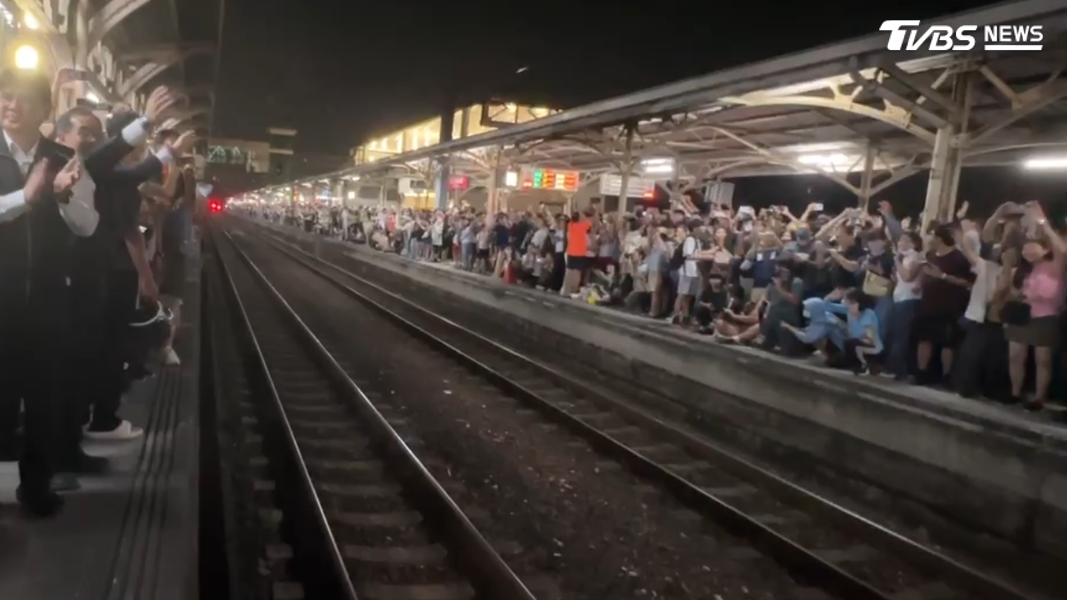 17日開始,台南車站地下化第一階段正式通車,地上軌道最後一夜,月台擠滿人潮,民眾紛紛拿出手機和相機留下歷史性一刻,(圖/TVBS)