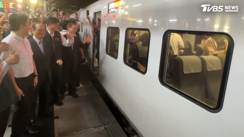 第145次自強號是當晚最後一班從台南火車站駛離的列車,車內、車外民眾都揮手道別。(圖/TVBS)