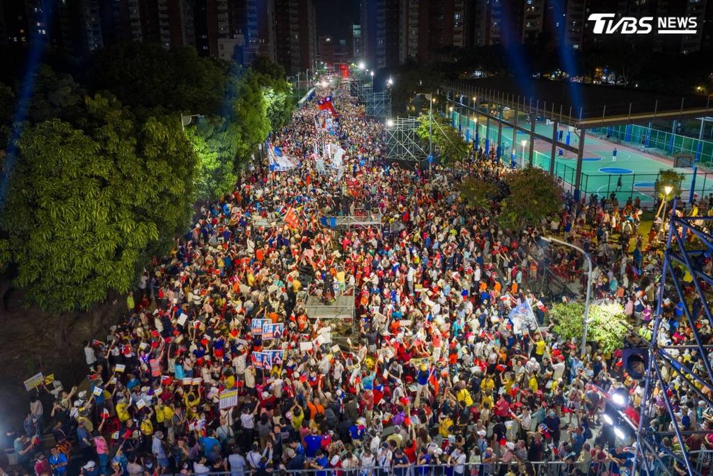 國民黨高雄市長候選人柯志恩今(16)日晚間在岡山舉辦第二場大造勢,活動湧入3萬人,場面相當熱烈。(圖/柯志恩競辦提供)