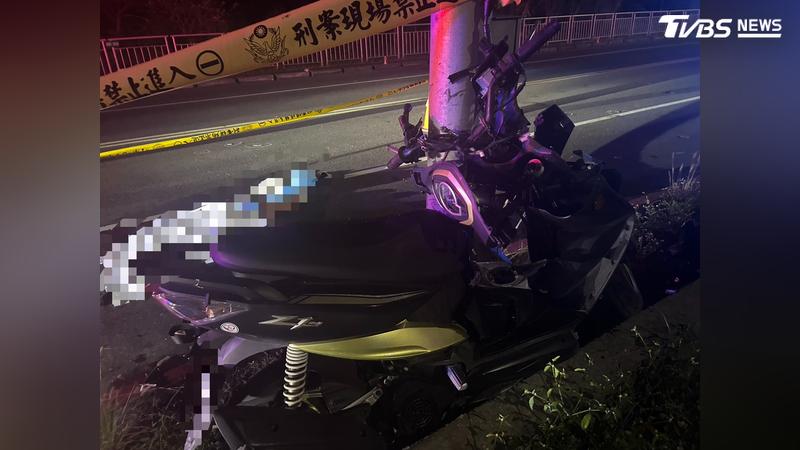 19歲黃男駕駛機車載著一名未成年少女,疑失控猛力撞擊路燈,導致兩人傷重不治。(圖/TVBS)