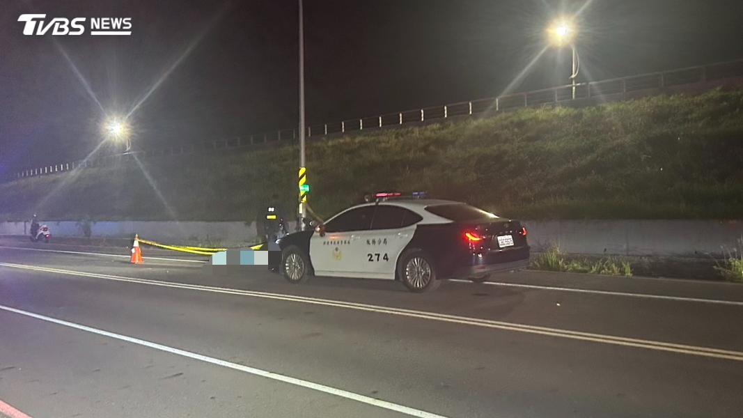 黃男(19歲)駕駛機車載著未成年女性乘客,沿板橋區環漢路四段旁堤外便道由新莊往樹林方向行駛,不明原因失控自撞路燈。(圖/TVBS)