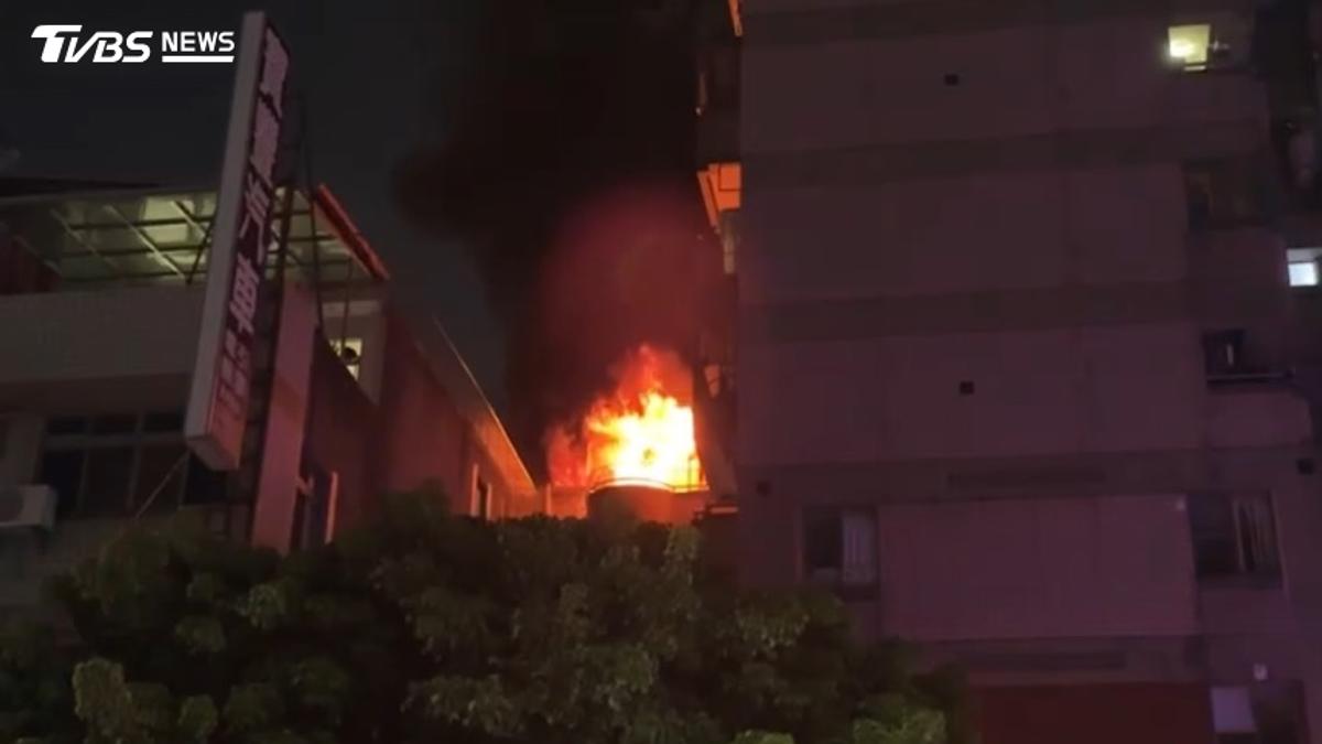 深夜驚魂!台中15層大樓竄火 60歲婦「疑酒後放火」遭救出送醫