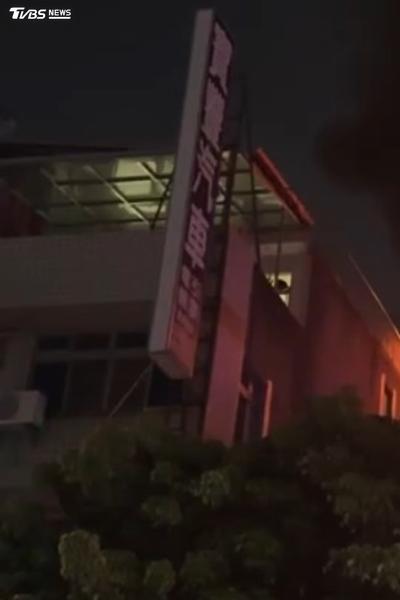 深夜驚魂!台中15層大樓竄火 60歲婦「疑酒後放火」遭救出送醫