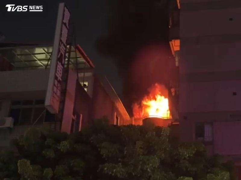 住戶深夜逃命!婦「心情差」疑縱火(圖/TVBS)