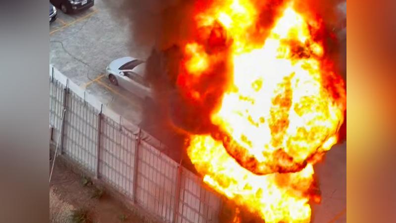 停車場內多部車輛起火燃燒,烈焰竄天傳爆炸聲響。(圖/hannah87903提供)
