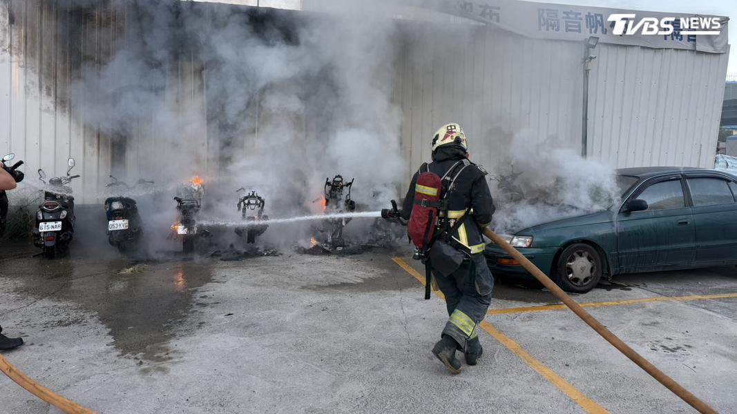 火災共造成5部車輛受損,其中包括4部機車全毀,以及1部鄰近汽車引擎室起火受損。(圖/TVBS)