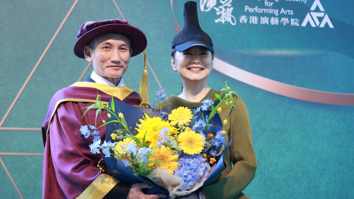 徐克獲頒香港演藝學院榮譽博士登台領獎 女神林青霞組合再現