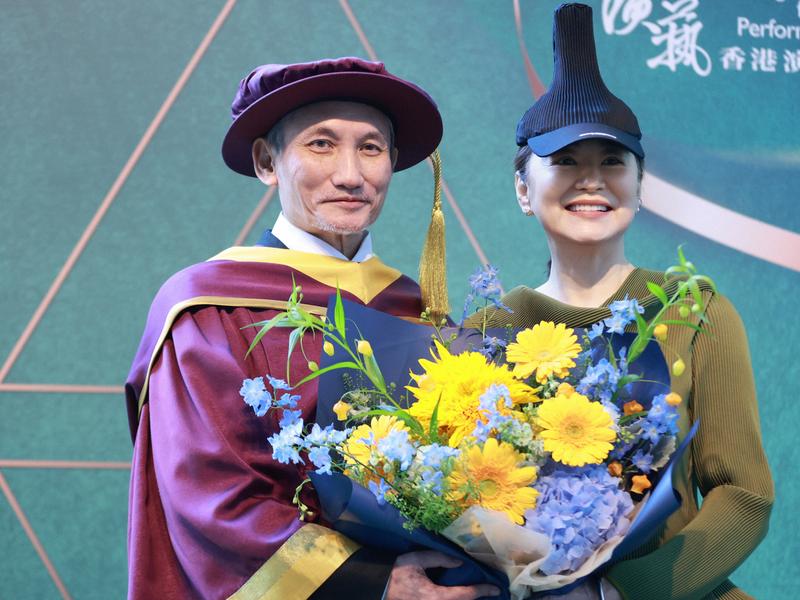 徐克(左)16日獲頒香港演藝學院頒授榮譽博士 ,林青霞到場祝賀。(圖/電影工作室提供)