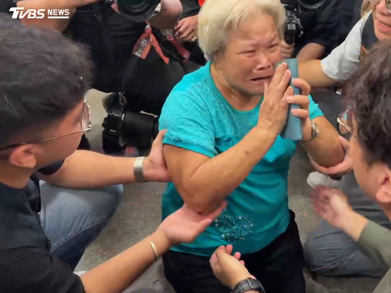 民進黨台北市長候選人沈伯洋17日上午赴社子島參加活動,遇到阿嬤陳情。(圖/TVBS)
