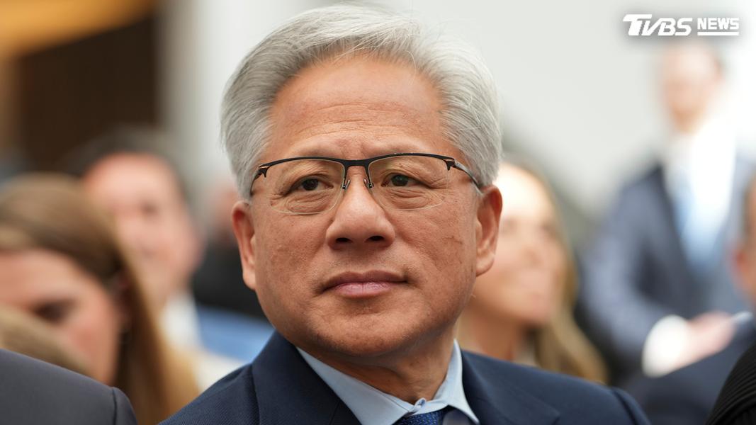 黃仁勳強調,雖然希望將頂尖人才找來美國,但「合法入境」仍是首要標準。(圖/達志影像美聯社)