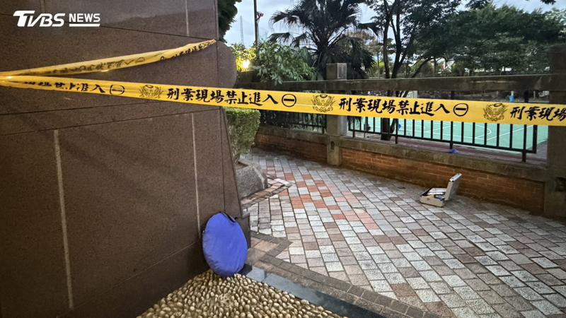 汐止夫妻從大樓頂墜樓身亡,現場拉起封鎖線。(圖/TVBS)