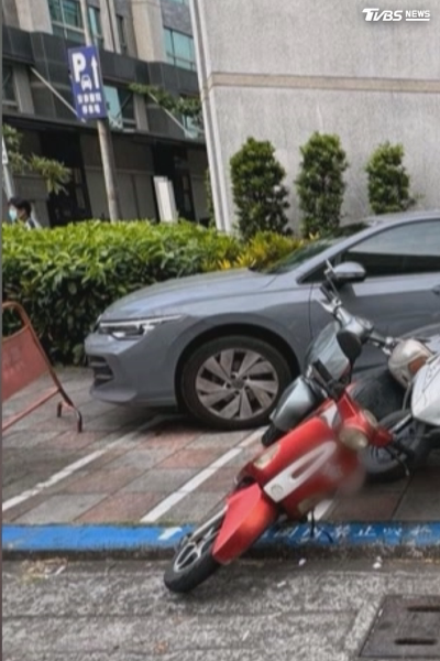 影音/誇張連環撞! 轎車追撞失控掃6機車 女駕駛一測是毒駕