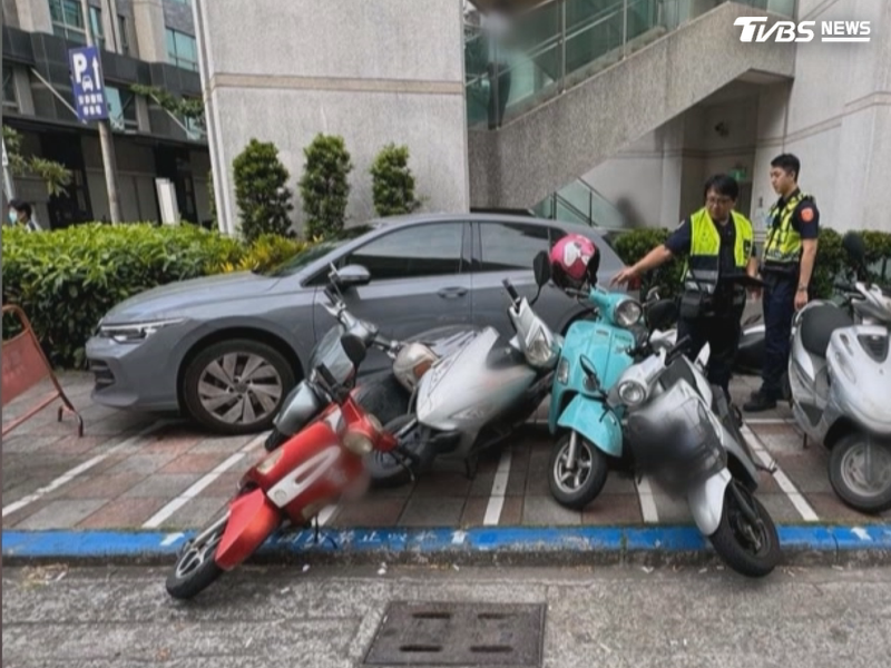 女子駕車追撞前車後又失控暴衝撞上醫院旁人行道,波及6部停放機車。(圖/TVBS)
