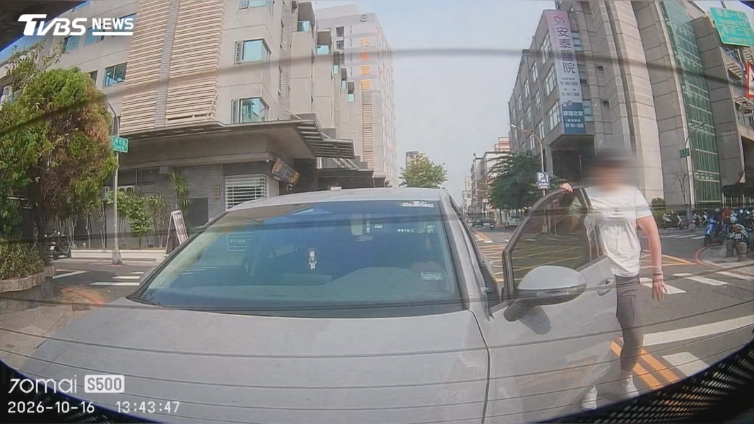毒駕女子追撞前車後先下車查看,之後又爆衝撞上醫院旁人行道。(圖/TVBS)