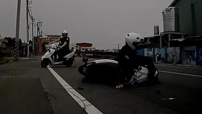 影音/騎無牌車甩警! 2警緊追「迴轉突相撞」 摔車受傷也跟丟