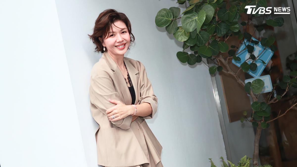 雙料入圍金鐘!于子育穿25萬族服走紅毯