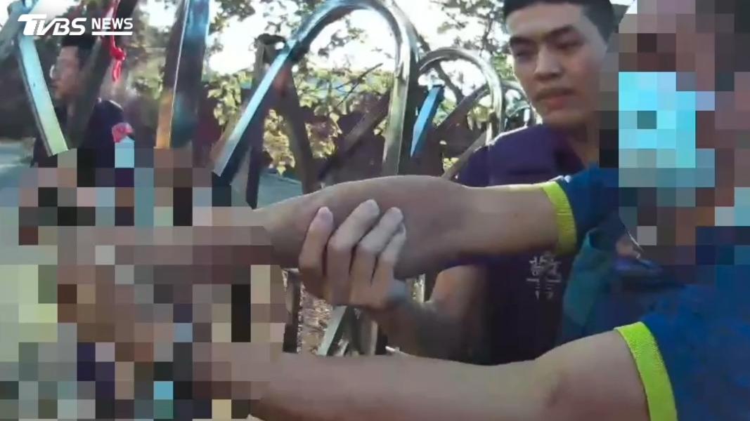 警方攔查一輛未打方向燈的自小客車,車上4人突然衝下車逃竄,經查其中2人為失聯越南籍移工。(圖/TVBS)