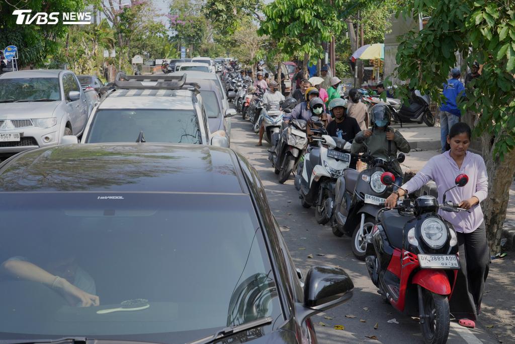 加油站外陸續出現大批汽車與機車排隊等候加油的景象(圖/達志影像美聯社)