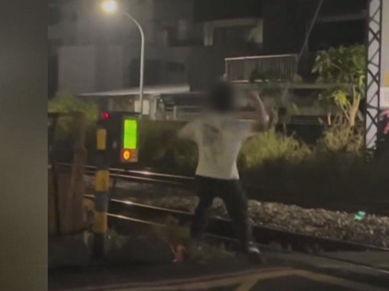 台南鐵路地下化軌道切換施工期間,一名男子闖入東區榮譽街平交道並朝鐵軌丟擲石頭。(圖/翻攝Threads_o.time777)