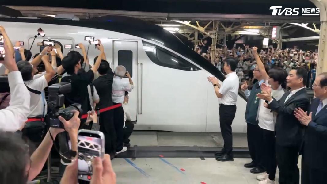 首班自強號列車上午6點半從新台南站啟程,開啟地下化新時代。(圖/TVBS)