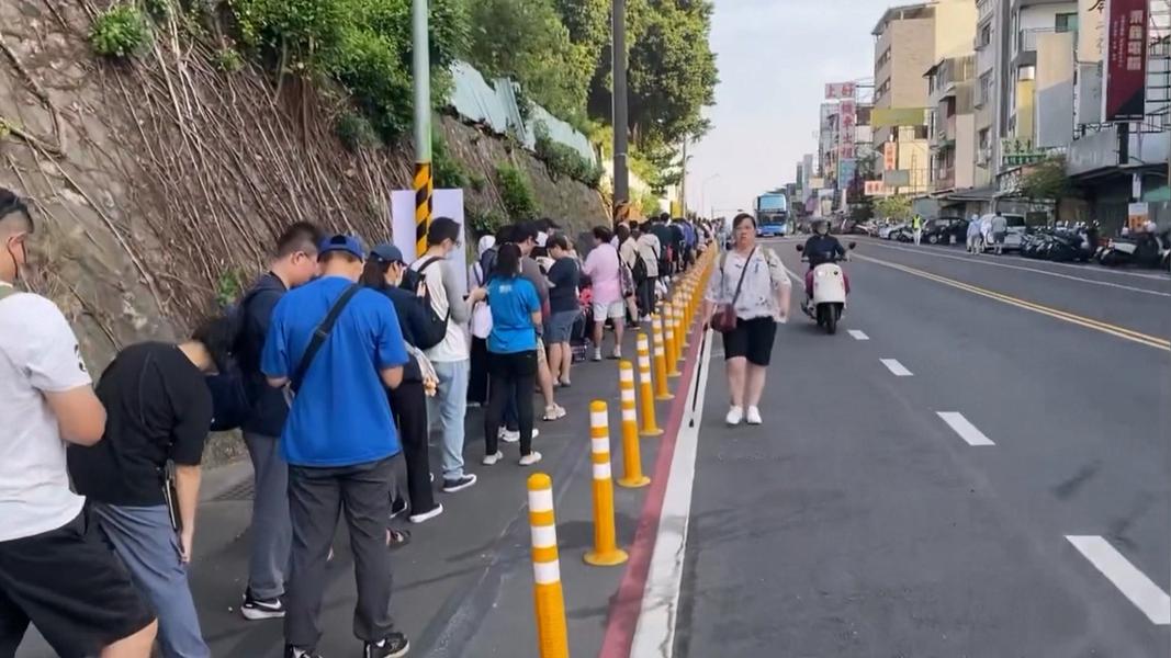 新台南站湧入大批民眾搶購紀念套票。(圖/翻攝Threads_alishan_collector.lin)