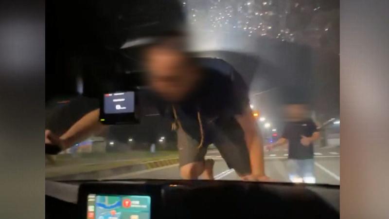一名男子疑似酒後行為失控,直接跳上路過車輛的引擎蓋。(圖/翻攝臉書_我是茄萣人)