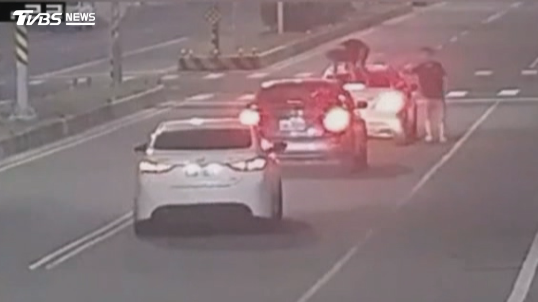 後方車輛見狀也紛紛停下,共有3部車擔心撞上人而停車等待。(圖/TVBS)