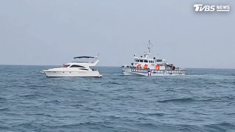 檢調與海巡單位獲報這艘遊艇疑似涉及毒品走私,隨即在外海進行攔截。(圖/TVBS)
