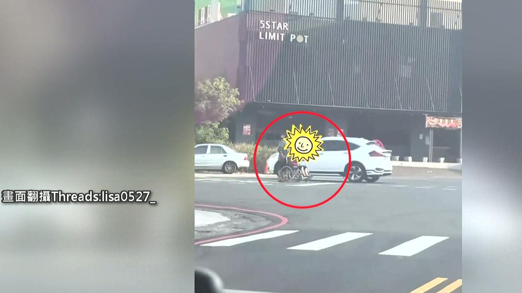 推輪椅當騎機車?民眾推輪椅「停待轉區左轉」 警:罰500元。(圖/Threads lisa0527_)