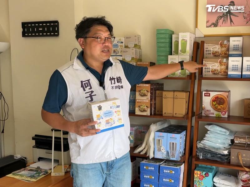 嘉義縣議員何子凡買進736檔個股,一年約可拿到四五百件股東禮。(圖/TVBS)