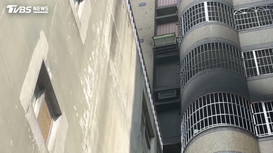 與女兒吵架心情差!婦酗酒後「房內縱火」 整層樓陷入火海(圖/TVBS)