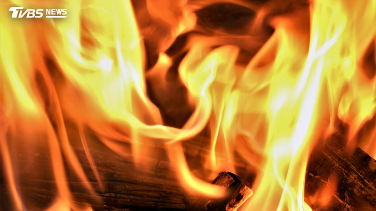 生火煮飯丟入1物突爆炸!泰男慘遭碎片擊中 「睪丸破裂」血流不止