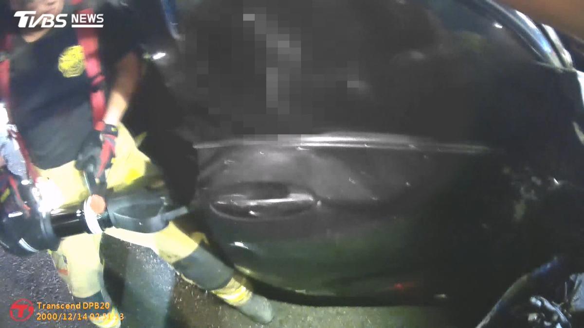 消防員破壞車體救人!傷者滿臉血「竟是同仁親哥」 替代役嚇傻了
