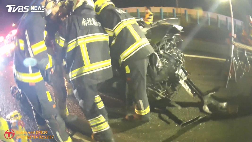 消防員破壞車體救人!傷者滿臉血「竟是同仁親哥」 替代役嚇傻了(圖/TVBS)