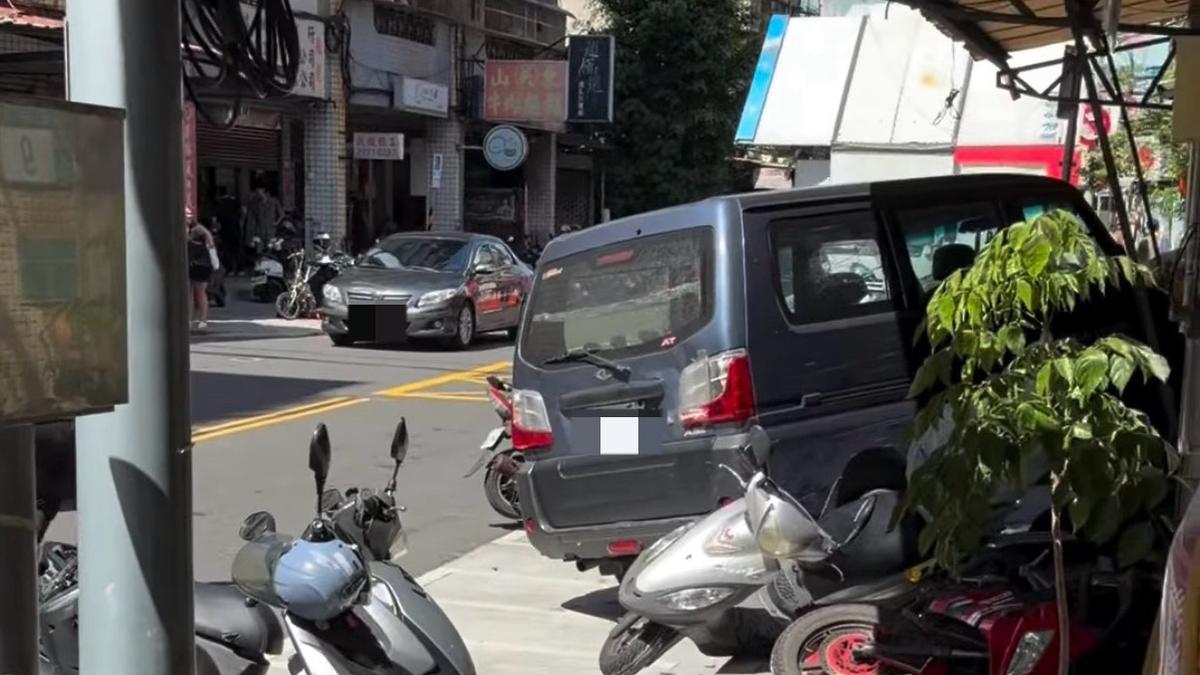 快訊/三重箱型車衝撞多車「開上人行道」 駕駛酒測0.63