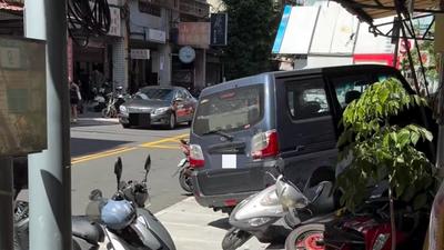 快訊/三重男酒駕「衝撞26機車」開上人行道 車還是偷來的