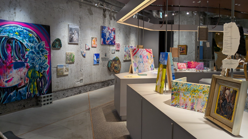 日本帝國飯店內藝廊的展覽引發批評。(圖/翻攝自X@medelgalleryshu)