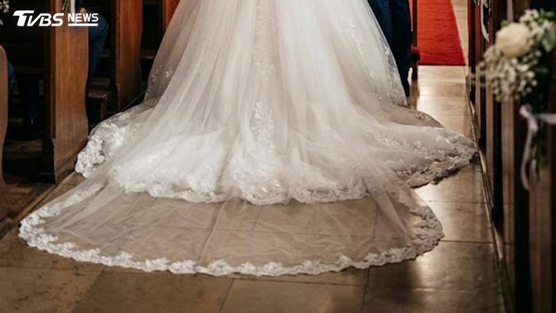 小花發現未婚夫竟然有小三還產子。(圖/AI 生成)