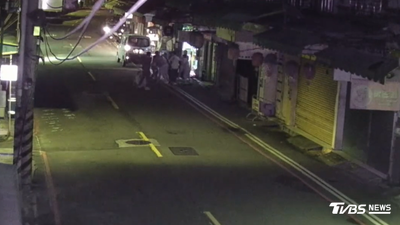 小吃店併桌變鬥毆!酒杯打翻引爆口角 4男街頭互毆送辦