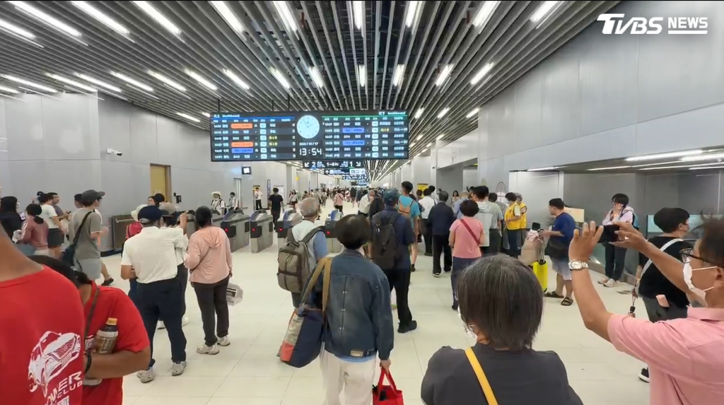 台南鐵路地下化後，搭車動線也大幅改變。剪票口必須從地下1樓進站驗票，至少多走5分鐘的路程，通勤族需要花時間適應新動線（圖／TVBS）