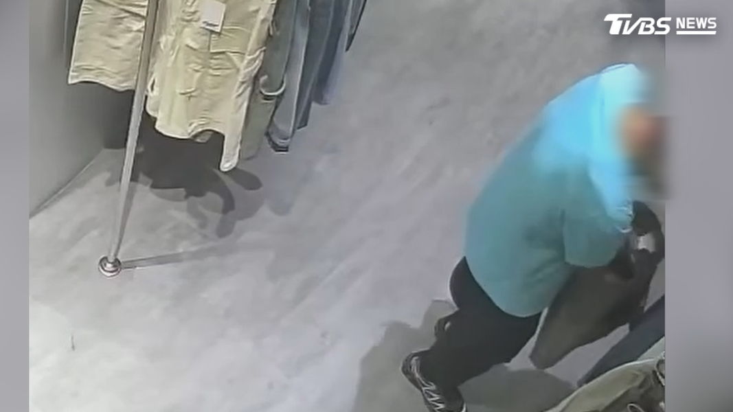監視器全錄!44歲男慣竊揹名牌包塞贓物 高雄潮牌店連環失竊元凶曝光(圖/TVBS)