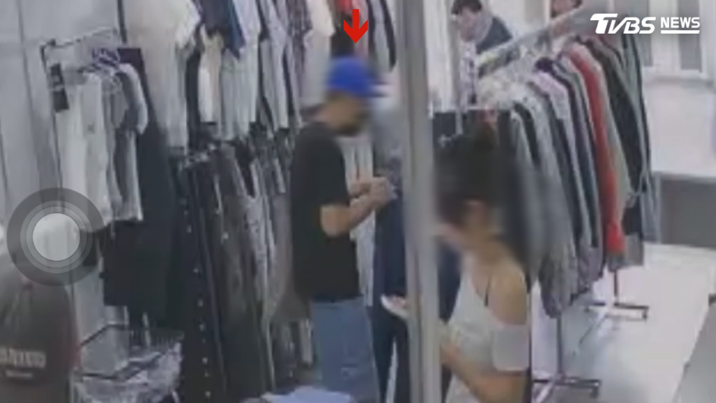 連姓男子同樣全身精品服飾，專挑潮牌店下手（圖／TVBS）