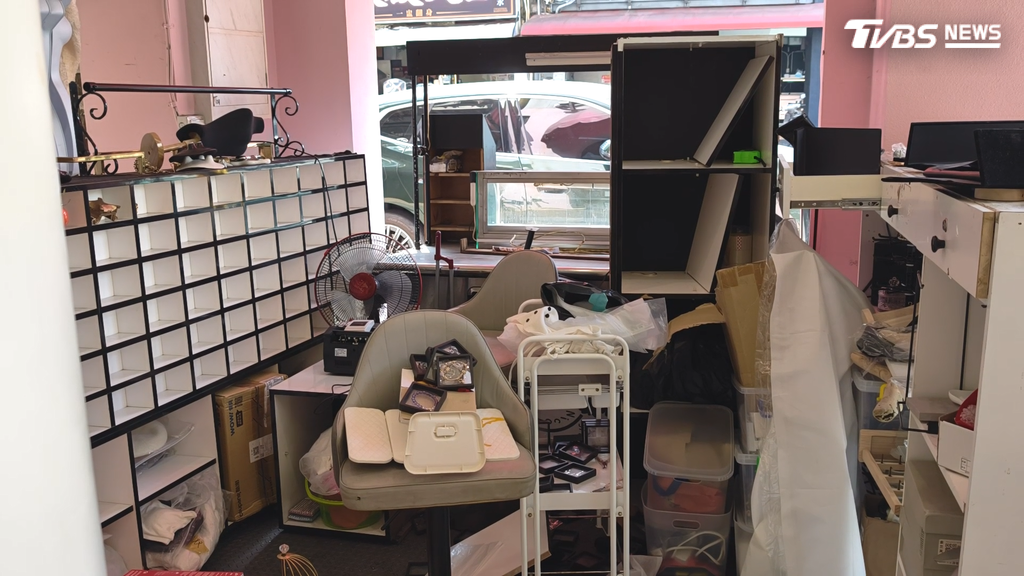 連隔壁承租的飾品店和糖葫蘆攤位也被砸得亂七八糟。（圖／TVBS）