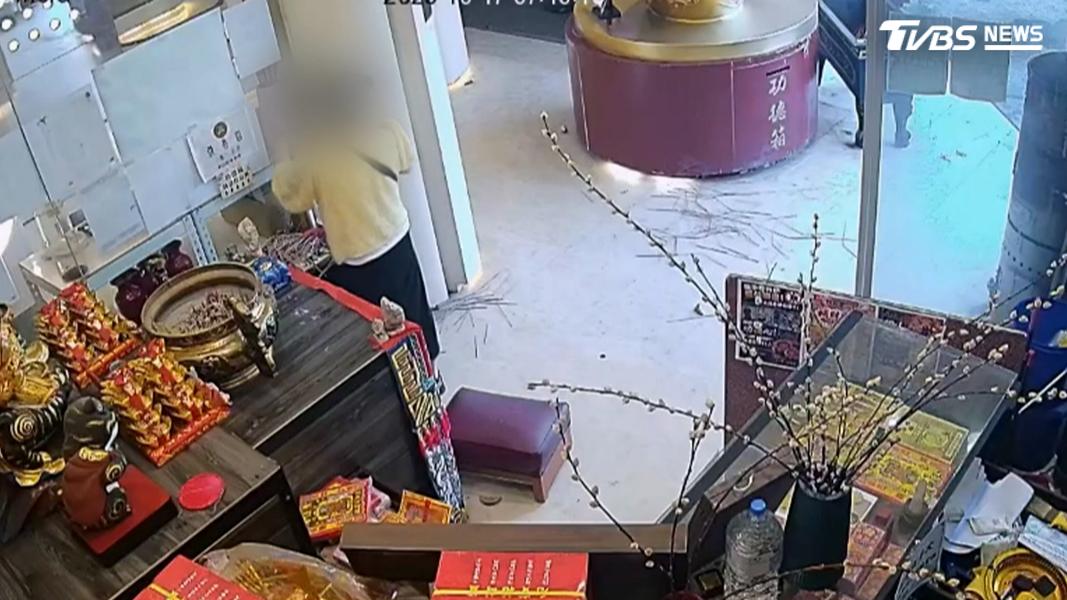 46歲陳姓女子,不知為何大肆破壞,從凌晨4點一路搗亂至早上9點半(圖/TVBS)