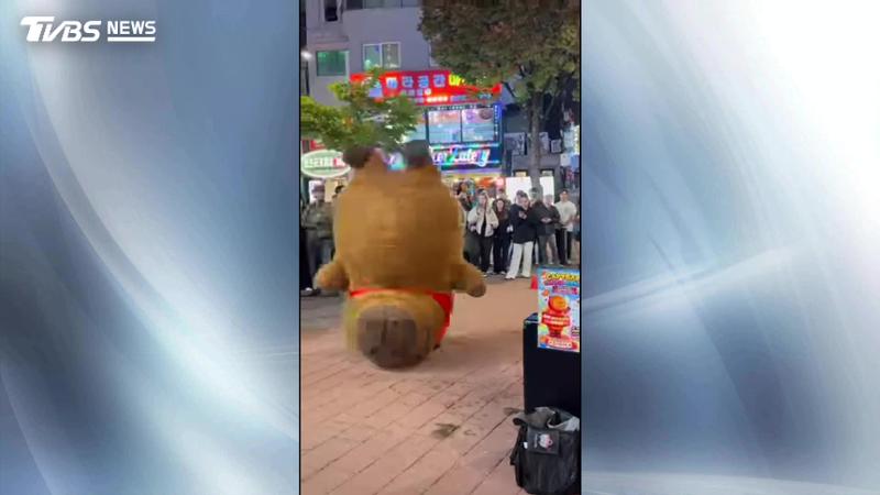 小曹到韓國街頭演出。(圖/like_a_god_pig提供)