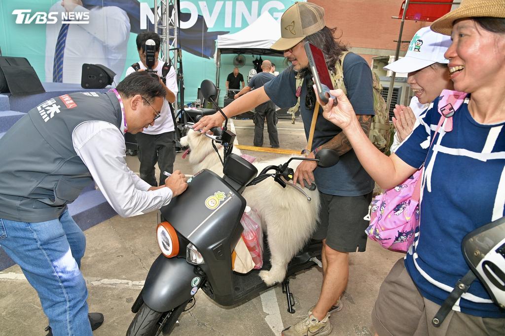 民眾邀請黃世杰簽名在機車上。（圖／胡瑞麒攝）
