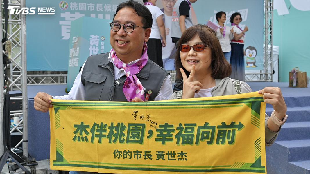 黃世杰與民眾簽名互動。(圖/胡瑞麒攝)