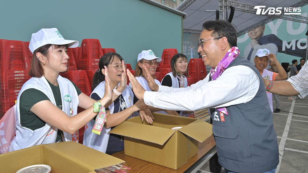 黃世杰與現場志工互動。(圖/胡瑞麒攝)