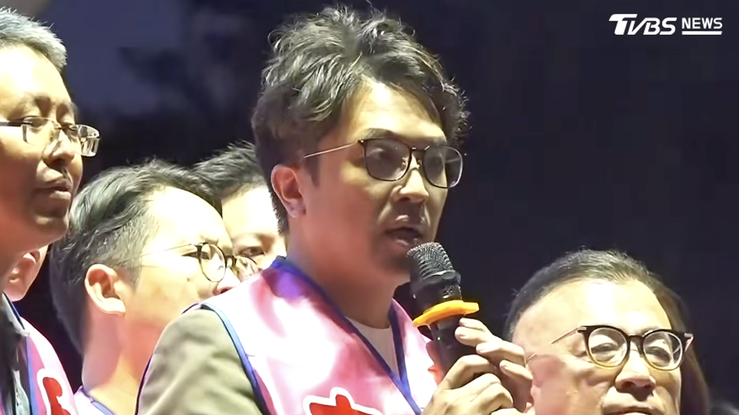沈伯洋17日下午出席「反虐童護孩子凱道行動」。(圖/TVBS)